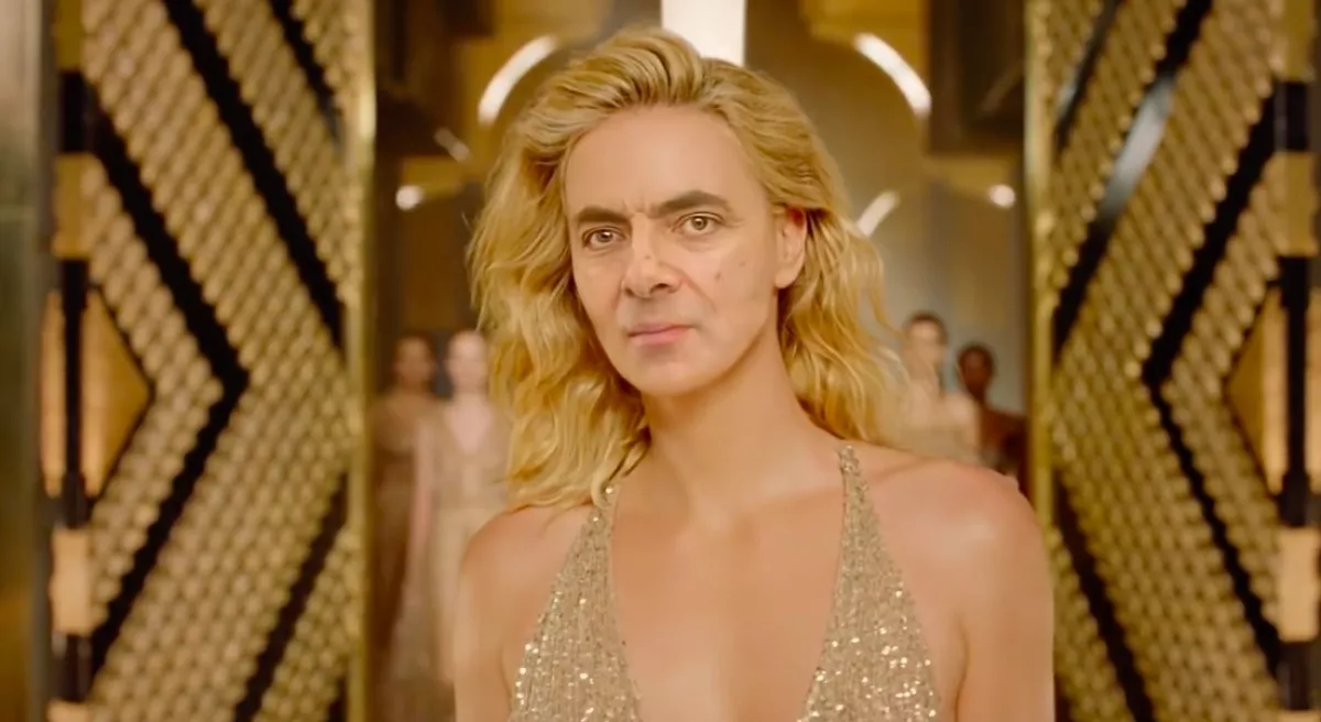 Besírsz! Charlize Theron bőrébe bújt Mr. Bean egy reklám paródiájában! - Videó
