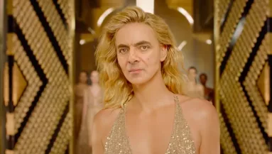 Besírsz! Charlize Theron bőrébe bújt Mr. Bean egy reklám paródiájában! - Videó