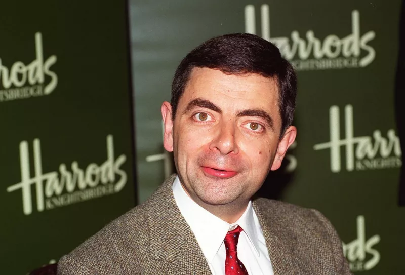 Így ismerjük Mr. Bean-t évtizedek óta. Ez az a fizimiska, ami egy fényképen is megnevetteti az embert. Most egy bombanő bőrébe bújt