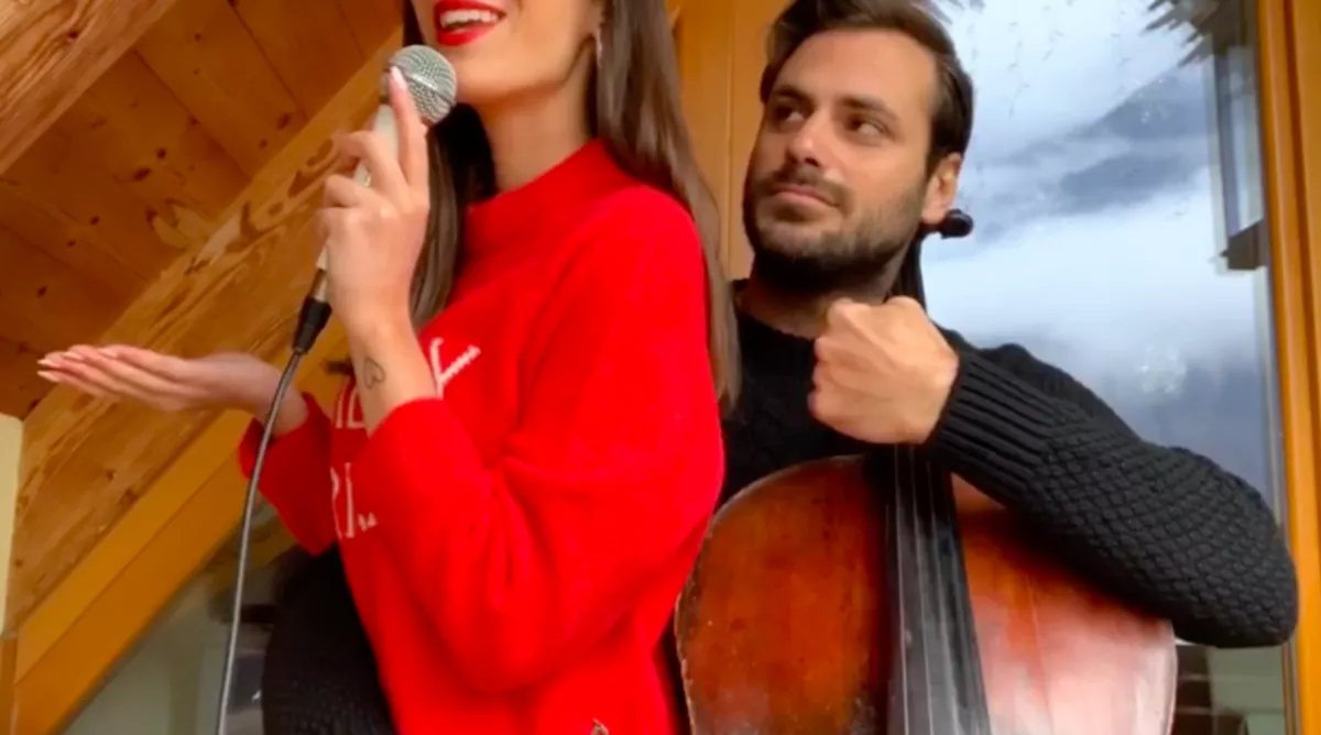 Felrobbantja a netet a jóképű csellista karácsonyi videója!