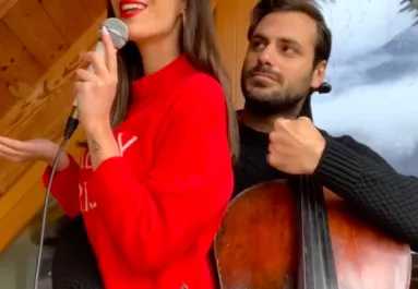 Felrobbantja a netet a jóképű csellista karácsonyi videója!