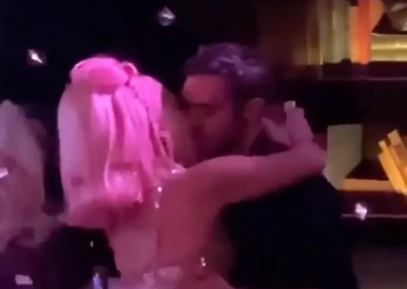 Az énekesnőt Las Vegasban kapták el paparazzik. Szenvedélyes csókokat váltott az ismeretlen férfival. Sőt...