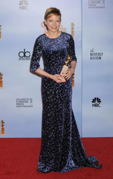A díjat egyébként bezsebelő Michelle Williams úgy nézett ki 2012-ben, mint egy antik szofa plüss borítása. Ráadásul abból is egy sötétkék.