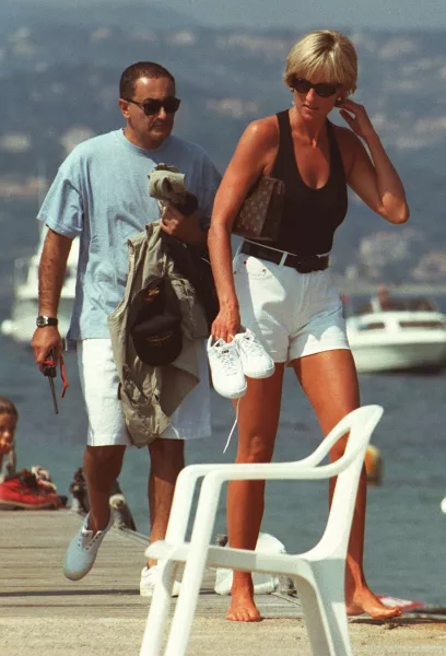 Még akkor is, amikor Diana összejött az egyiptomi Dodi Al Fayeddel. Válása után azonban csak alig egy évig élhettek boldog kapcsolatban, 1997-ben tragikus balesetet szenvedtek.