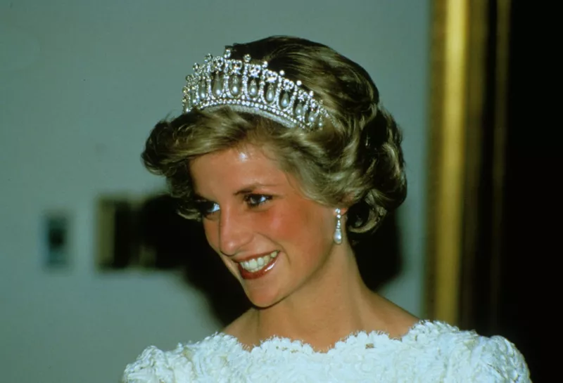 Diana Spencer egy arisztokrata családból származott, 1981 és 1996 között volt Károly wales-i herceg felesége. Kapcsolatuk sosem volt problémamentes, így elváltak. Diana addigra azonban elrabolta az emberek szívét szociális érzékenységével, jótékonykodási kampányaival.