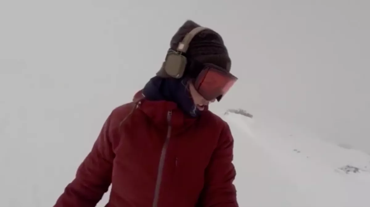 Horror! Csak a siklását vette videóra a lány, amikor megnézte a felvételt, meghűlt az ereiben a vér