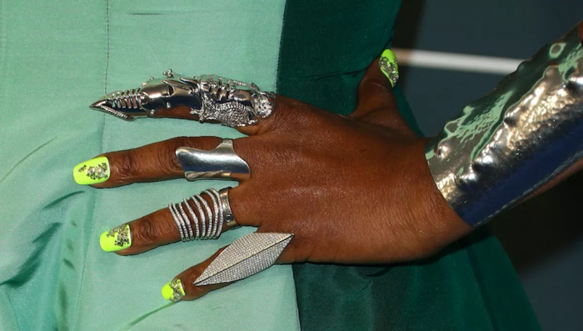 Zendaya, J-Lo,... - Kiverte a biztosítékot a gálán ennek a kéznek a tulajdonosa - Fotók