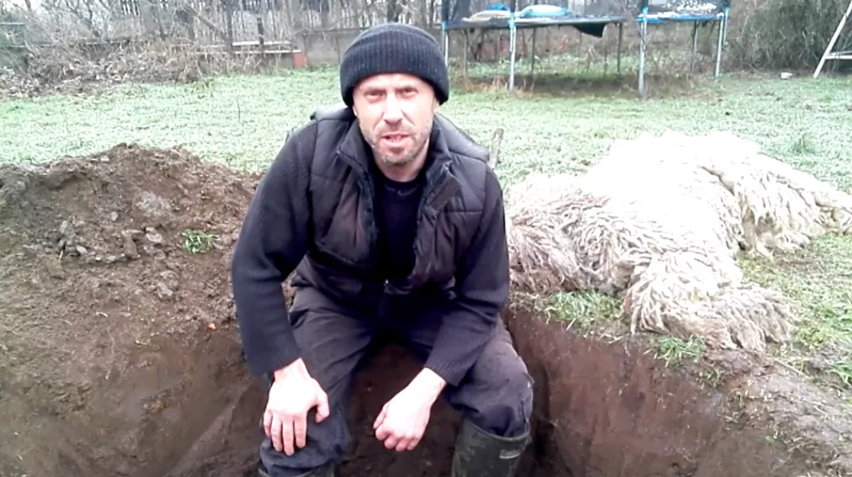 Megmérgezték Gergely kutyáját - Könnyeivel küszködve ásta meg a sírját! - Videó