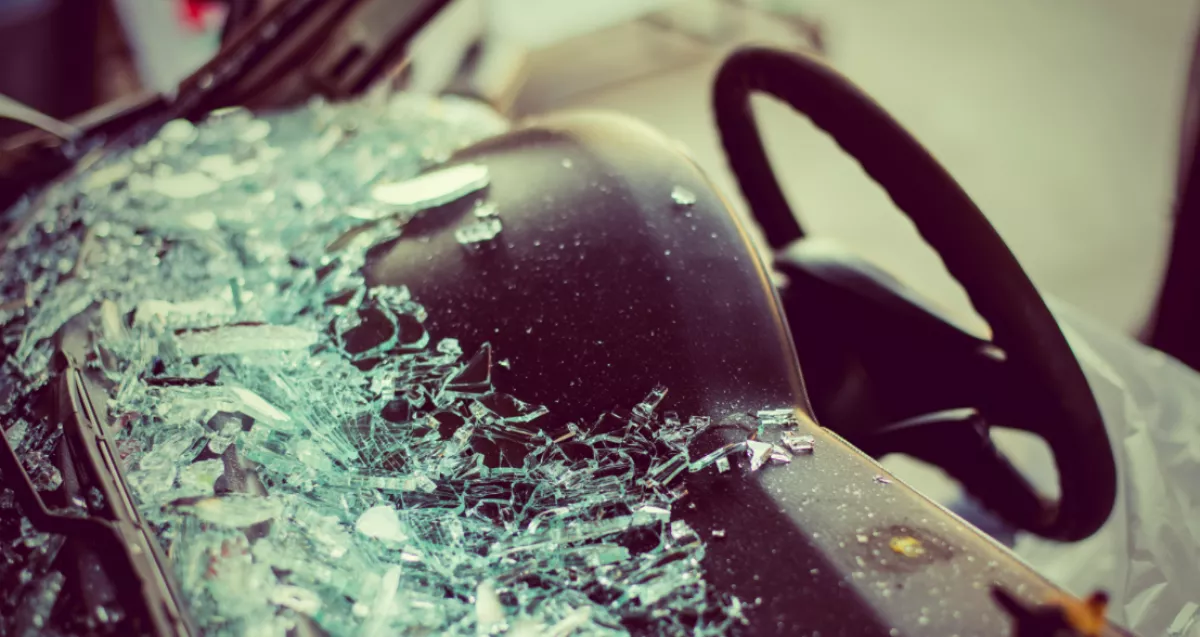 Horror Kőbányán: a szélvédőbe szorult emberrel menekült el a pesti sofőr!