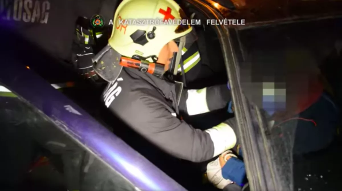 Durva videó: villamos és autó ütközött Zuglóban! Beszorult egy férfi