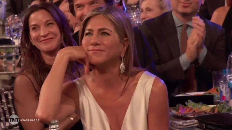 Aniston így nézte volt férjét a színpadon. Pitt ráadásul azzal viccelődött, azért nyerte ezt a díjat, hogy feltehesse a Tinder-profiljába.