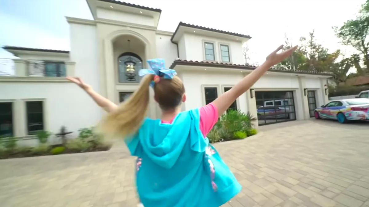 Egymilliárdért vett házat a 16 éves youtuber-kislány! Megmutatta - Fotók