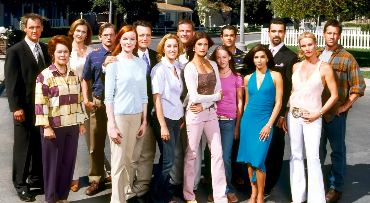 Magyar modellel randizgat a Született feleségek sztárja? Több kép is készült róluk 