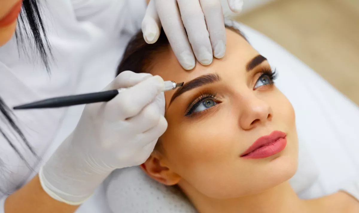 TREND: ultra menőn néz ki a laminált szemöldök! - Fotók