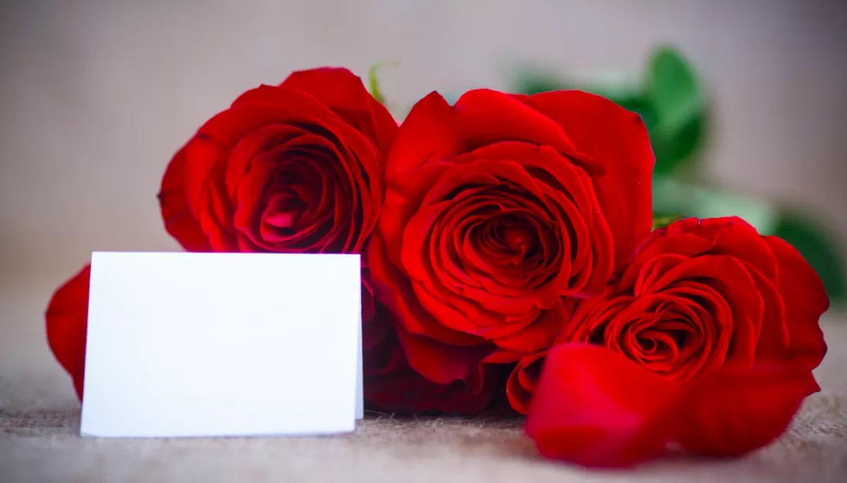 Virágcsokrot küldtek a nőnek a munkahelyére, eleredtek a könnyei, amikor meglátta az üzenetet!