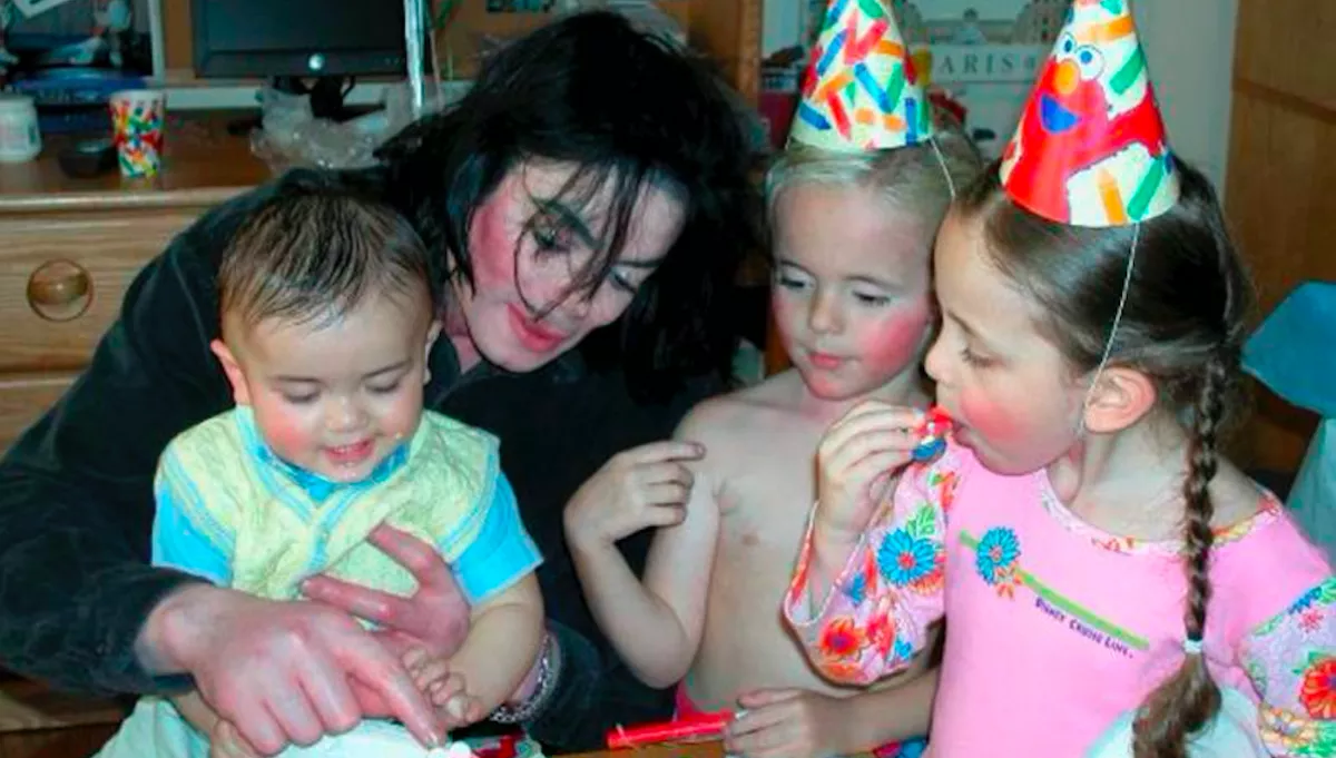 Felismernéd? Ilyen sármos fickó lett Michael Jackson kisfiából! - Fotók