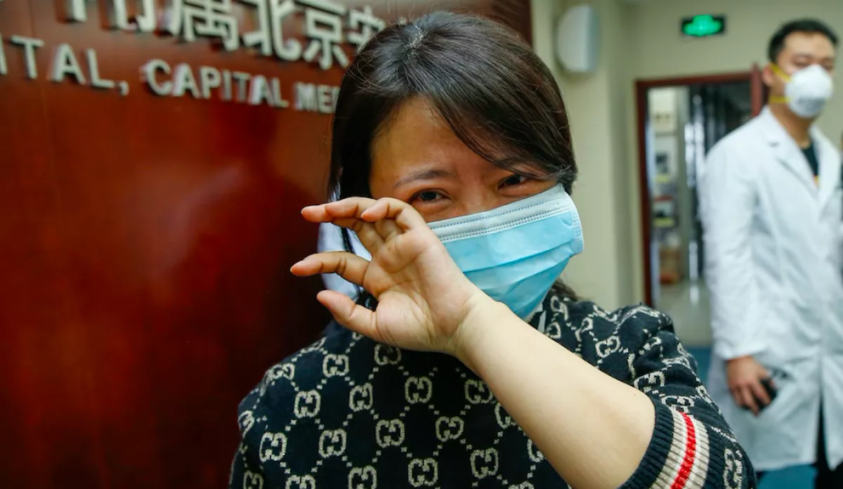 Kicselezte a karantént egy lázas kínai nő - Európába utazott!