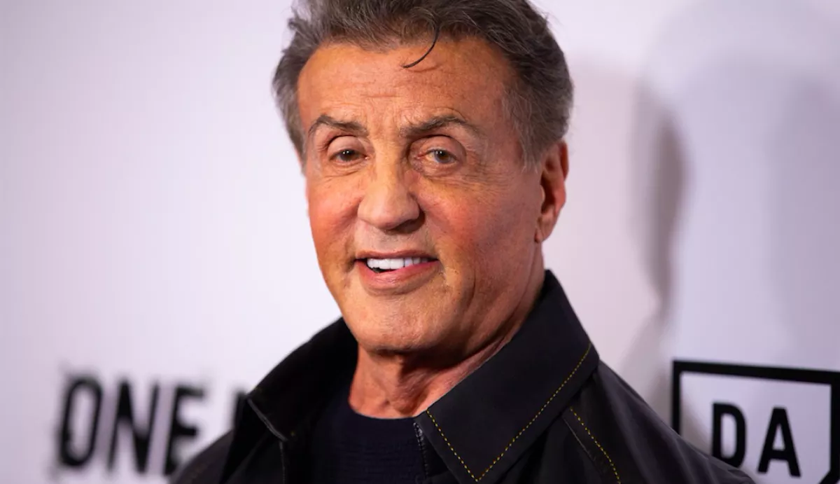 Szakállas, ősz papó lett Sylvester Stallone! - Fotó