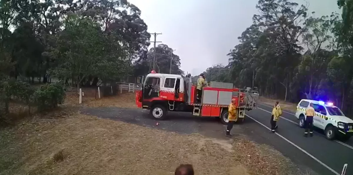 Földi pokol: utolsó pillanatban oldottak kereket ezek az ausztrál tűzoltók - Videó