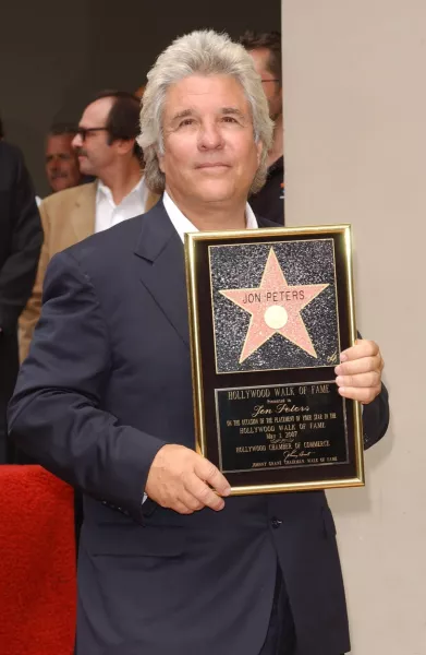 Jon Peters, filmrpoducer már több mint 30 éve randizgatott Pamelával, aki akkor alig volt húsz éves. A férfiről ez a fotó 13 éve, 2007-ben készült, de kíváncsiak lennénk, hogy fest most. Igaz, már nem sok értelme van, elváltak! Pamela elárulta az okát!