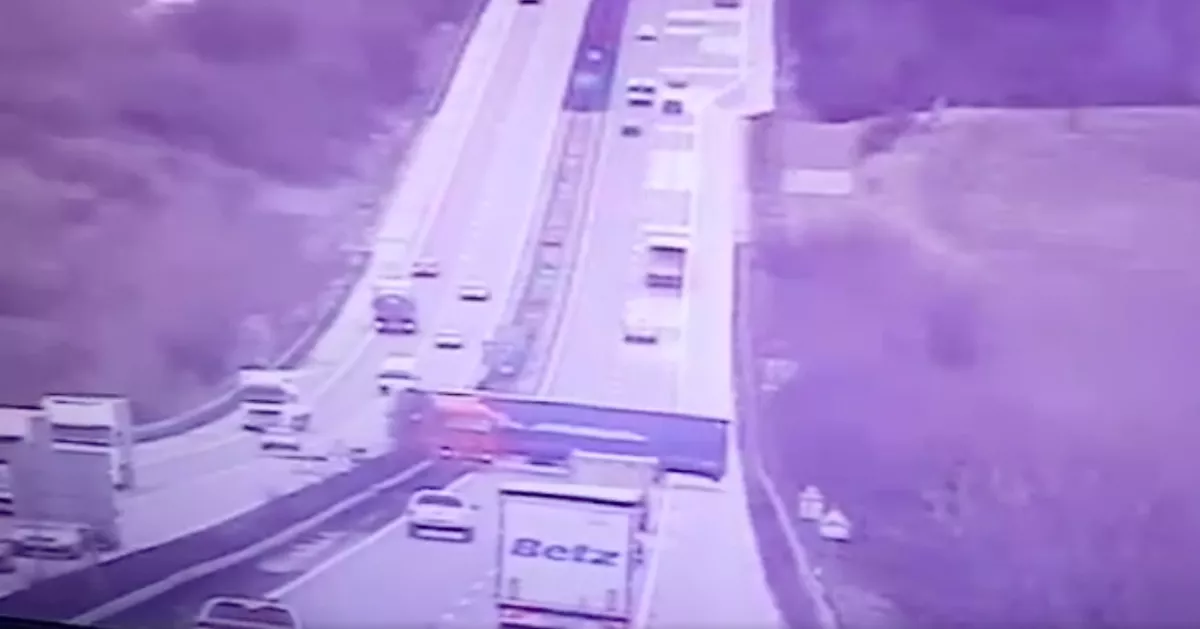 Durva kamionbaleset az M1-esen - előkerült a videó!