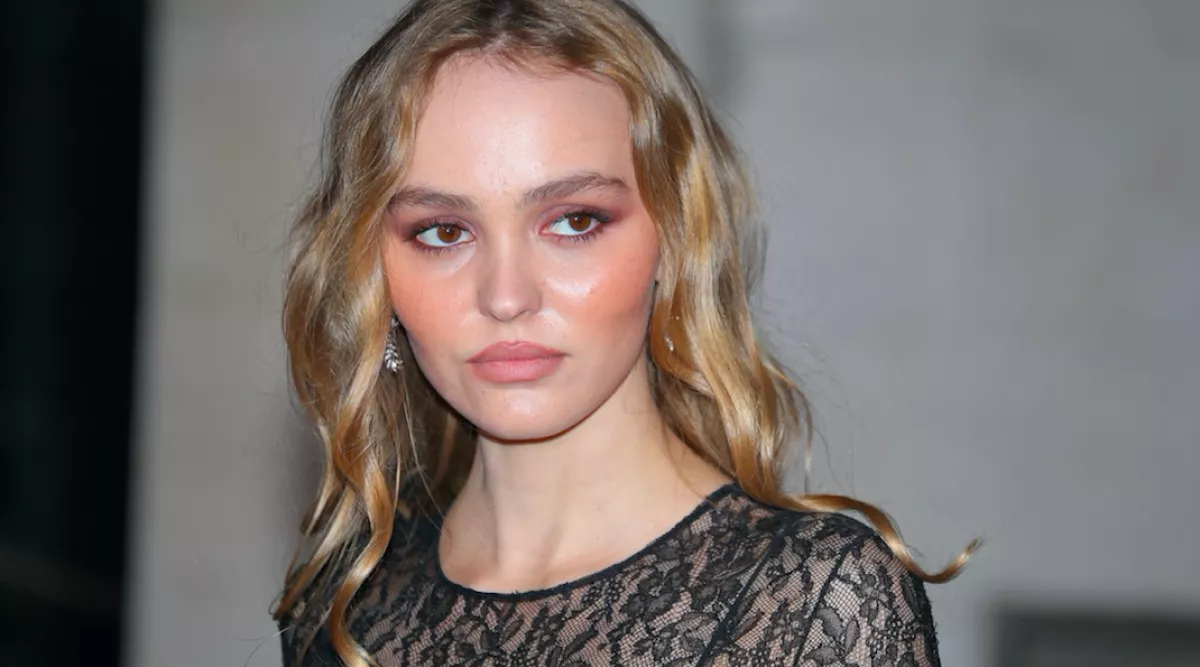 Meztelenruhában ment a BAFTA-gálára Johnny Depp lánya - Fotók