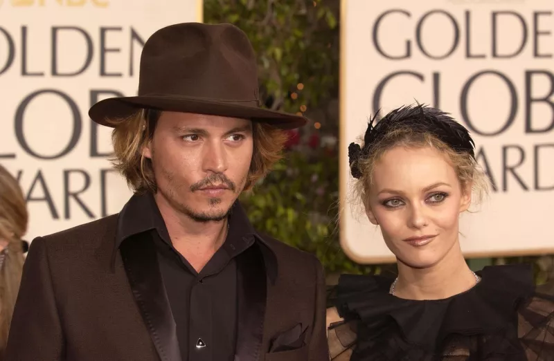 Vanessa Paradis és Johnny Depp 1998-ban A kilencedik kapu című film forgatásán ismerkedtek meg egymással. Két gyermekük született, Lily-Rose már 20 éves múlt. A pár 2012-ben szakított, de nem kizárt, lányuk meztelenruhája kapcsán most fognak egyeztetni... 