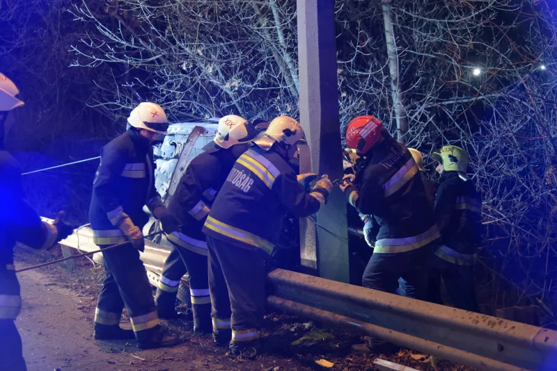 Két személyautó karambolozott Budapest XIX. kerületében, a Ferihegyi repülőtérre vezető úton, a Kőér utca közelében. Az egyik autó átrepült a szalagkorláton és az oldalára borult. A balesethez a fővárosi hivatásos tűzoltókat riasztották, akik először drótkötelek segítségével stabilizálták a felborult autót. A katasztrófavédelmi műveleti szolgálat irányítása mellett feszítővágó berendezéssel levágták a kocsi tetejét, majd kiemeltek belőle egy férfit akit átadtak a mentőszolgálatnak. A férfi belehalt a sérüléseibe. A balesetnek a másik jármű vezetője is megsérült, őt a mentőszolgálat kórházba szállította. 