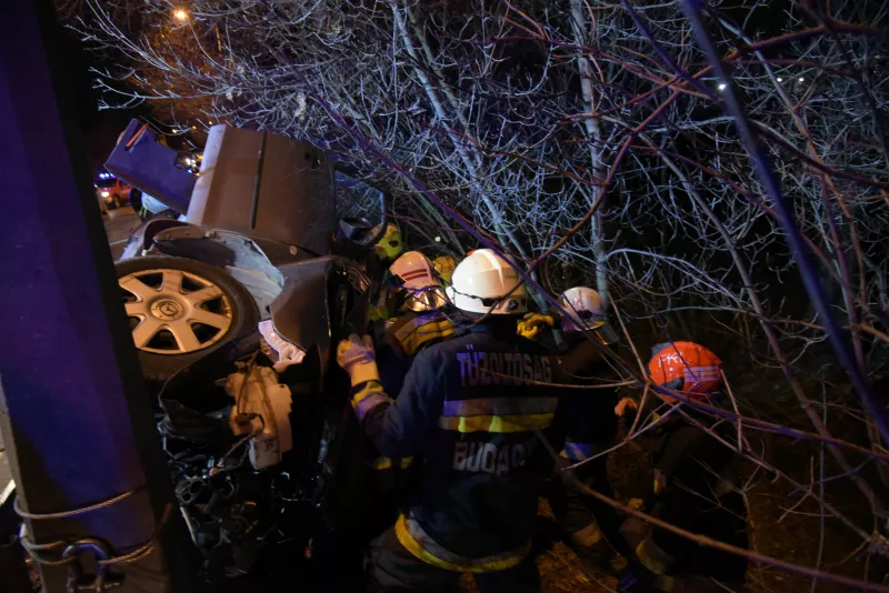 A végzés szerint a a férfi a gyanú szerinti bűncselekményt három másik büntetőeljárás hatálya alatt, érvényes vezetői engedély hiányában követte el.