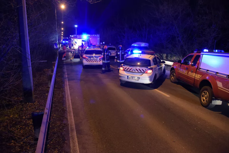 Két személyautó karambolozott Budapest XIX. kerületében, a Ferihegyi repülőtérre vezető úton, a Kőér utca közelében - közölte szinte napra pontosan egy éve a katasztrófavédelem. Kiderült, a vétlen sofőr Halgas Tibor, volt élvonalbeli focista volt, az életét nem tudták megmenteni. ost meglepő fejleményekről ír a Blikk. 