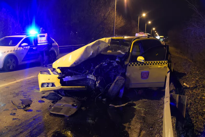 Bár a gyanúsított a baleset időpontjában nem rendelkezett jogosítvánnyal, ennek ellenére megélhetését az őrizetbevétel előtt taxisofőrként biztosította.