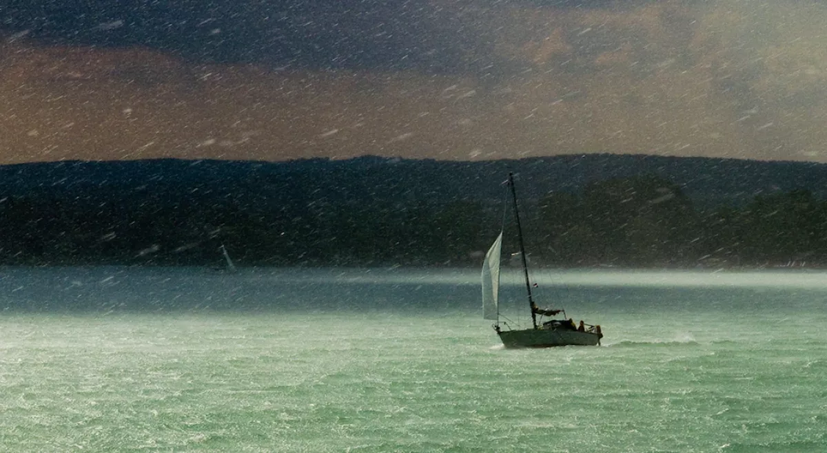 Megbillent a Balaton - videóra vették!