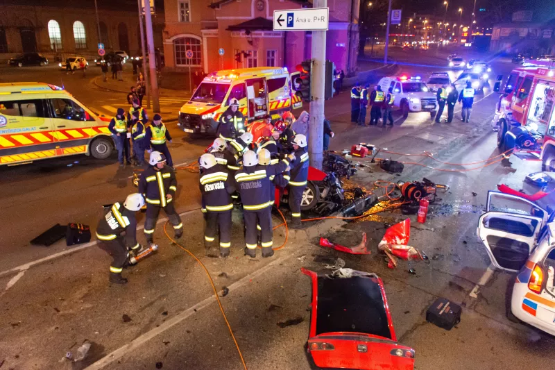 Villanyoszlopnak ütközött egy autó szombaton a XIII. kerületében, a Váci úton. A balesetben ketten sérültek meg, úgy tudjuk, egy férfi életveszélyes, egy nő pedig súlyos sérüléseket szenvedett.