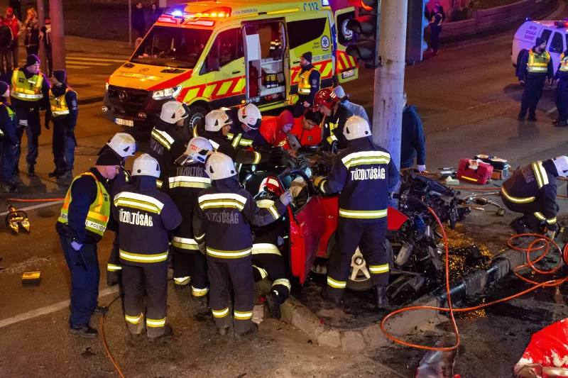 Villanyoszlopnak ütközött egy autó szombaton a XIII. kerületében, a Váci úton. A balesetben ketten sérültek meg, úgy tudjuk, egy férfi életveszélyes, egy nő pedig súlyos sérüléseket szenvedett.