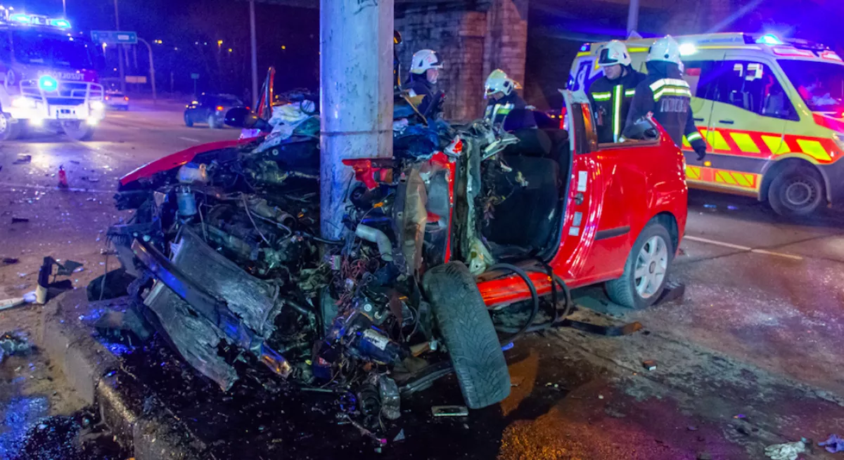 FOTÓK: villanyoszlopnak csapódtak, beszorult a férfi és a nő a roncsokba a Váci úton! - Videó