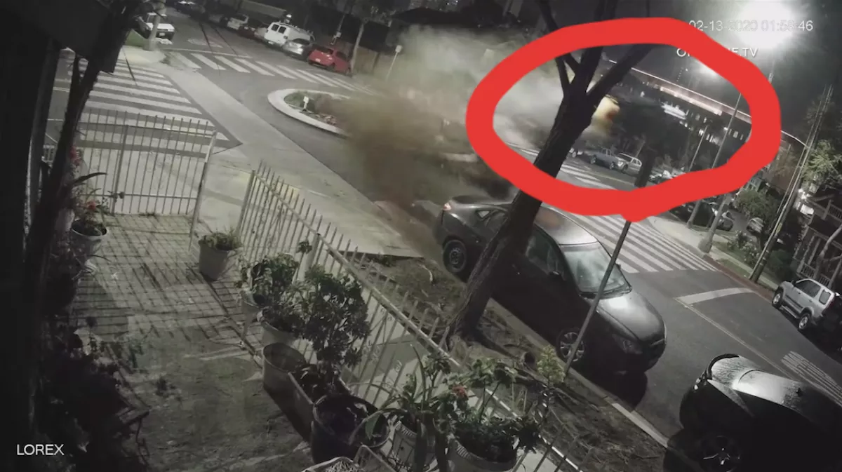 VIDEÓ: 100-zal hajtott bele a körforgalomba a nő - durva vége lett!