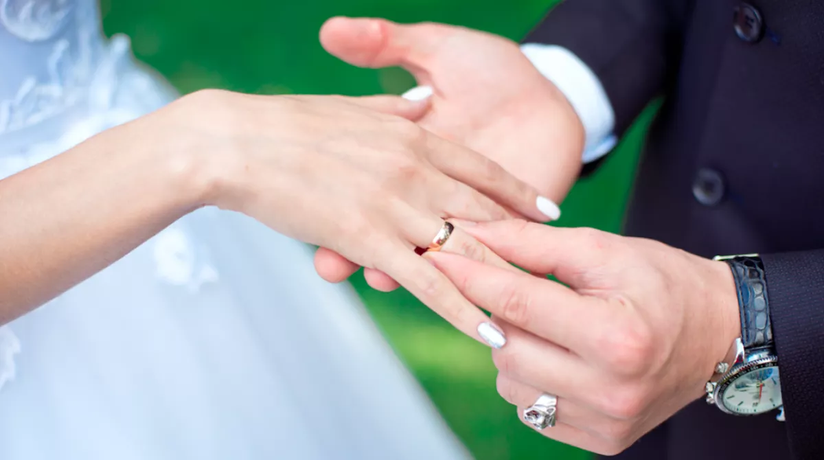 A legnagyobb titokban nősült meg a jóképű magyar színész - Fotó