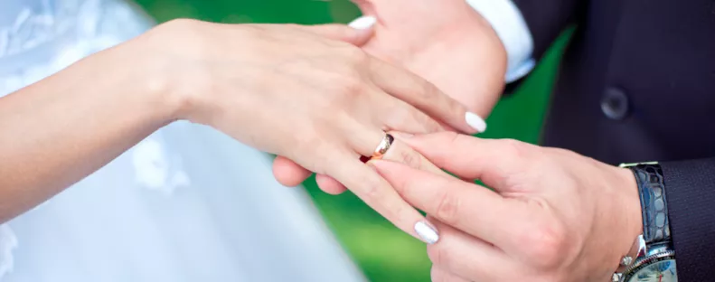 A legnagyobb titokban nősült meg a jóképű magyar színész - Fotó