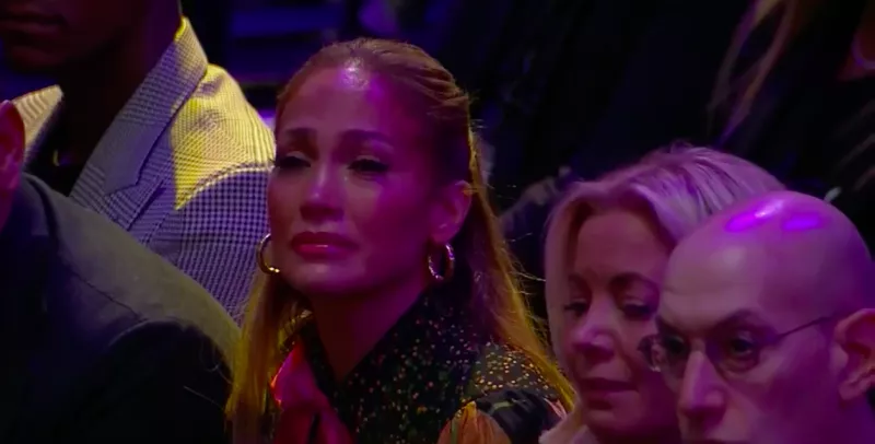 Jennifer Lopez a könnyeit nyelve hallgatta az özvegy szavait. Nem volt egyedül ezzel, lehetetlen volt érzelmek nélkül végighallgatni mindezt.