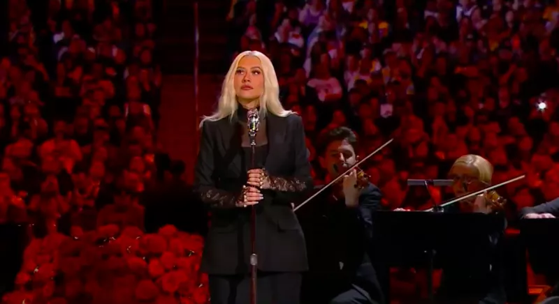 Christina Aguilera ezúttal fellépőként jelent meg a színpadon, az Ave Mariat énekelte el.
