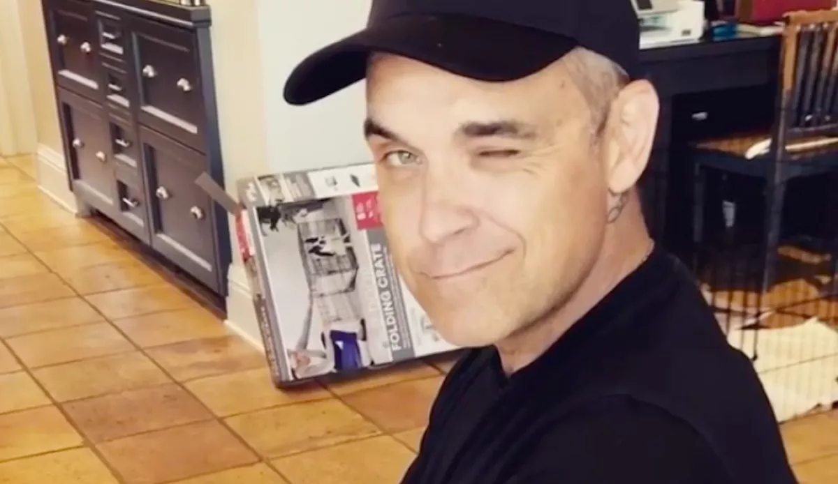 Végre: cuki videót osztott meg Robbie Williamsről és fiáról a neje!