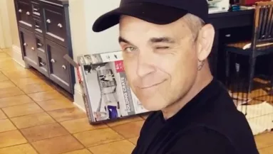 Végre: cuki videót osztott meg Robbie Williamsről és fiáról a neje!