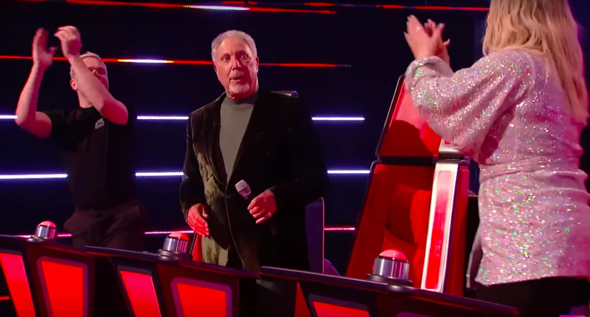 Tom Jones mikrofont ragadott a The Voice zsűrijében és ... - Videó