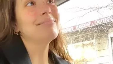 Sokan kiakadtak: taxiban feji az anyatejét a híres modell - Videó