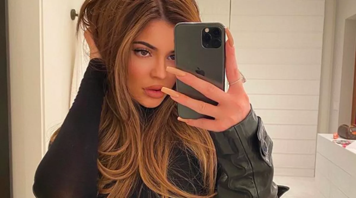 Őrült frizurát villantott Kylie Jenner - ráadásul fürdőruhában! - Fotók