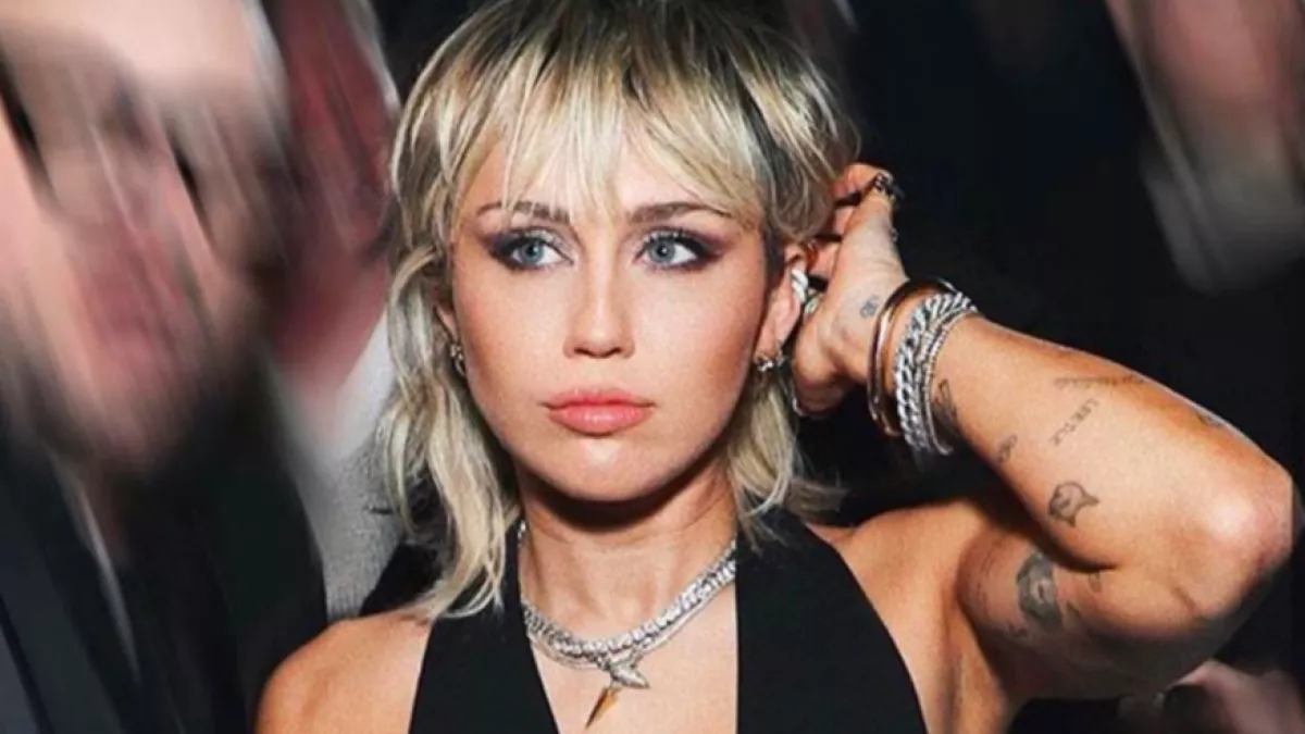 Meztelen nőt tetováltatott Miley Cyrus - sokan vinnyognak rajta!