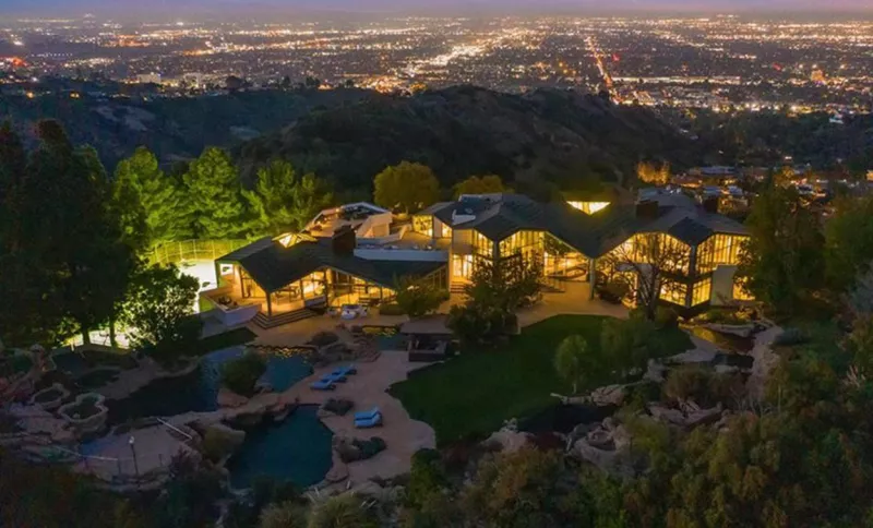 Éjszaka is feltűnő a közel négy hektáros birtok, mindez Beverly Hills tetején, gyönyörű panorámával.