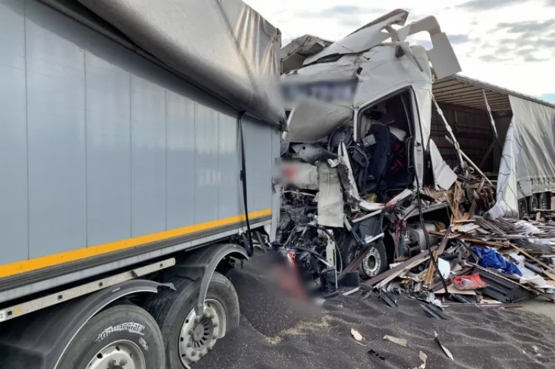 Halálos kimenetelű közúti közlekedési baleset történt az M1-es autópálya 157. kilométerszelvényében, Mosonmagyaróvár térségében, 2020. március 9-én 6 óra 42 perckor.