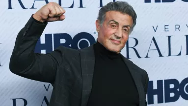 A Blahán fel se ismernéd: Sylvester Stallone öreg papóként is forgat! - Fotók