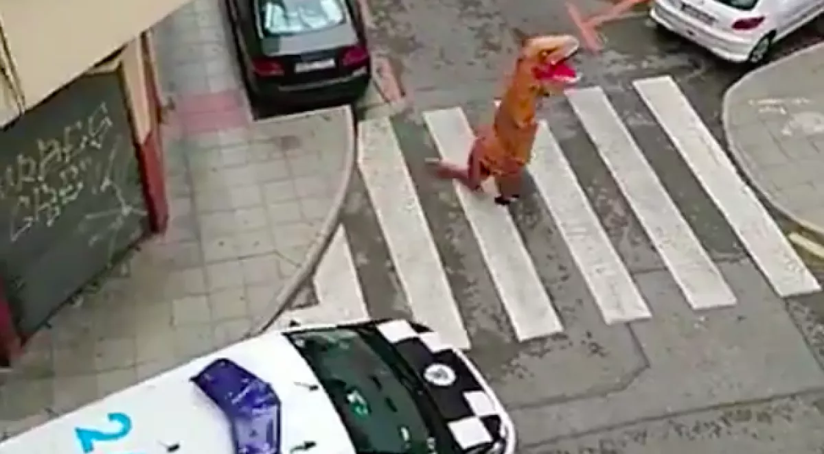 T-Rexnek öltözve próbálta meg kijátszani a kijárási tilalmat, ez lett a vége - Videó